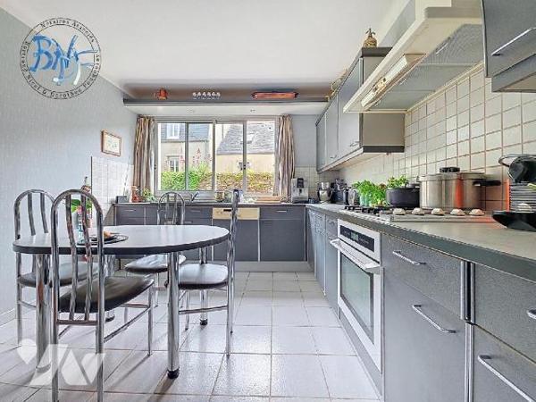 C'est en plein centre de la ville et située dans une rue à sens unique que se trouve cette bell...