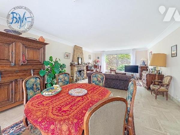 C'est en plein centre de la ville et située dans une rue à sens unique que se trouve cette bell...