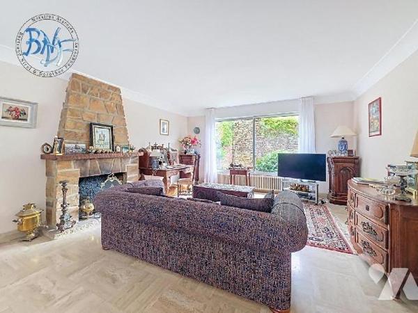 C'est en plein centre de la ville et située dans une rue à sens unique que se trouve cette bell...