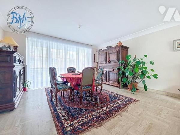 C'est en plein centre de la ville et située dans une rue à sens unique que se trouve cette bell...