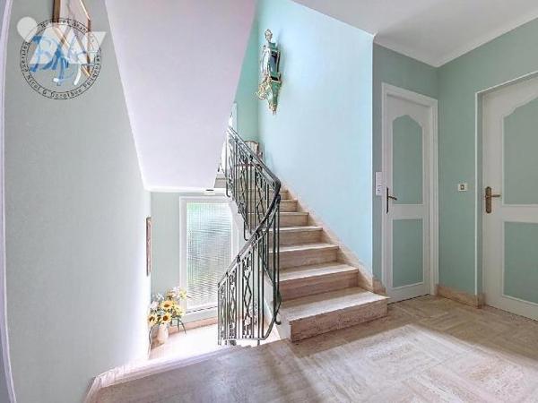 C'est en plein centre de la ville et située dans une rue à sens unique que se trouve cette bell...