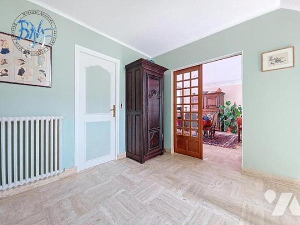 C'est en plein centre de la ville et située dans une rue à sens unique que se trouve cette bell...