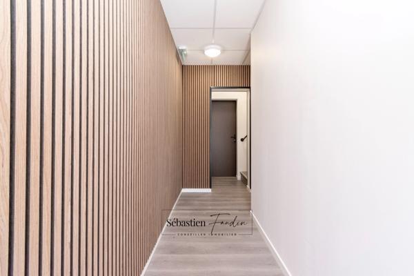 Dpt Bouches du Rhône (13), à louer GÉMENOS Bureau de 20 m² - Climatisation réversible - Electricité et fibre (inclus dans les charges) - Stationnement facile - Rénové