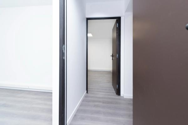 Dpt Bouches du Rhône (13), à louer GÉMENOS Bureau de 20 m² - Climatisation réversible - Electricité et fibre (inclus dans les charges) - Stationnement facile - Rénové