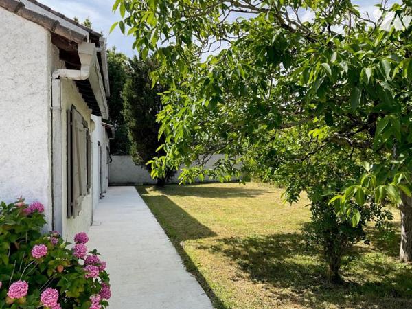 PAIMBOEUF - Maison en pierre avec piscine et dépendances