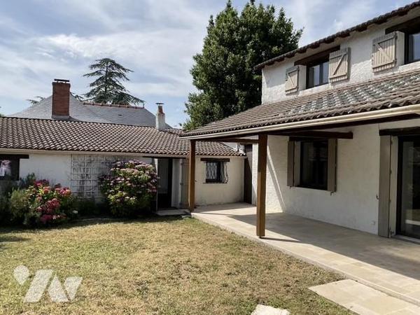 PAIMBOEUF - Maison en pierre avec piscine et dépendances