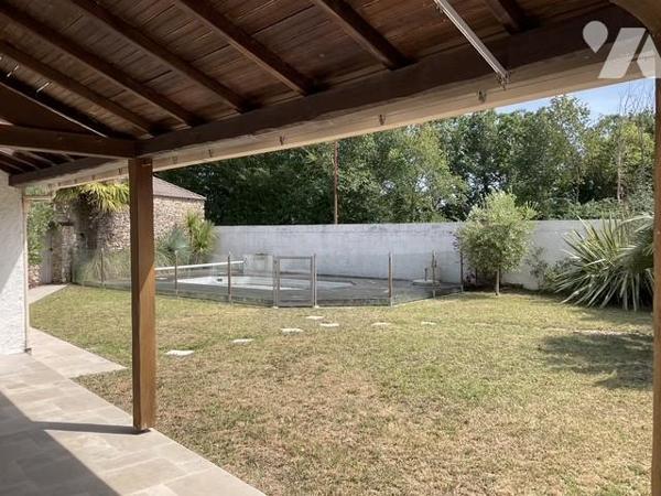 PAIMBOEUF - Maison en pierre avec piscine et dépendances