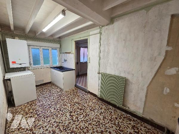 YVETOT, maison mitoyenne de ville d'~74m², deux chambres,1 bureau, jardinet, Grenier, petit bâtiment