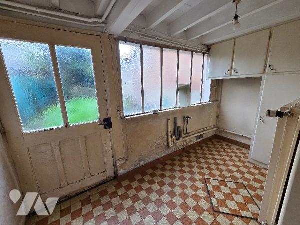 YVETOT, maison mitoyenne de ville d'~74m², deux chambres,1 bureau, jardinet, Grenier, petit bâtiment
