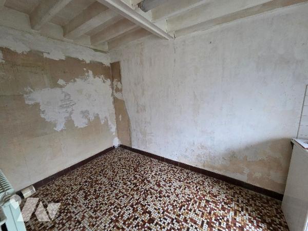 YVETOT, maison mitoyenne de ville d'~74m², deux chambres,1 bureau, jardinet, Grenier, petit bâtiment