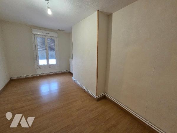 YVETOT, maison mitoyenne de ville d'~74m², deux chambres,1 bureau, jardinet, Grenier, petit bâtiment