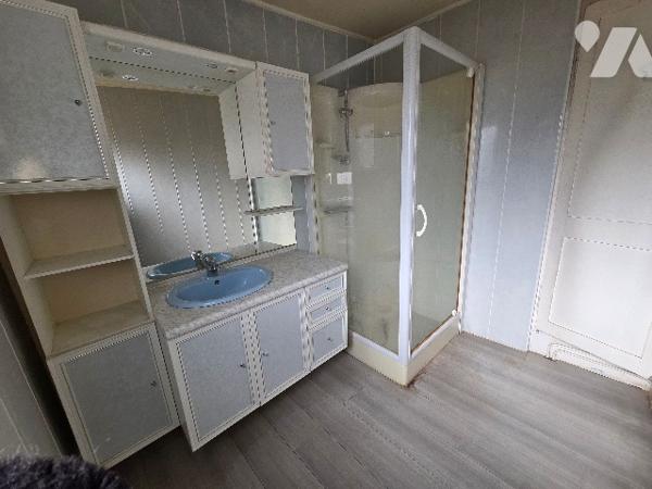 YVETOT, maison mitoyenne de ville d'~74m², deux chambres,1 bureau, jardinet, Grenier, petit bâtiment