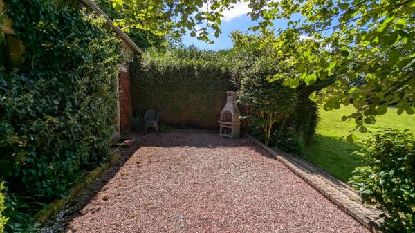 Charmant manoir du XVIIIe siècle et longère sur 1,6 hectare parfait pour une activité de gîtes