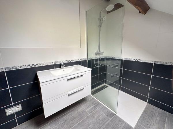 Charmant manoir du XVIIIe siècle et longère sur 1,6 hectare parfait pour une activité de gîtes