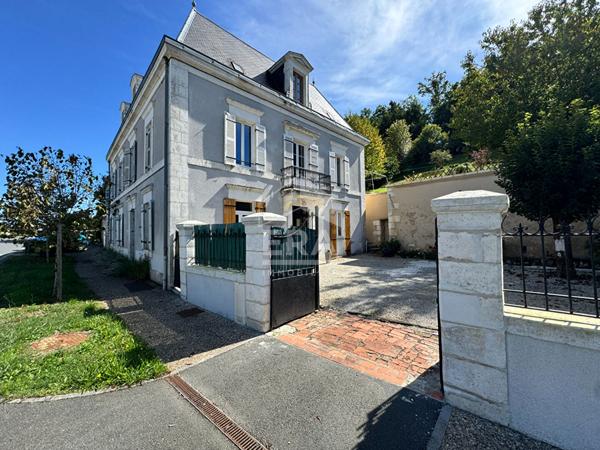A vendre à Saint Pierre De Chignac très belle Maison de 223 m²  avec jardin et dépendances.