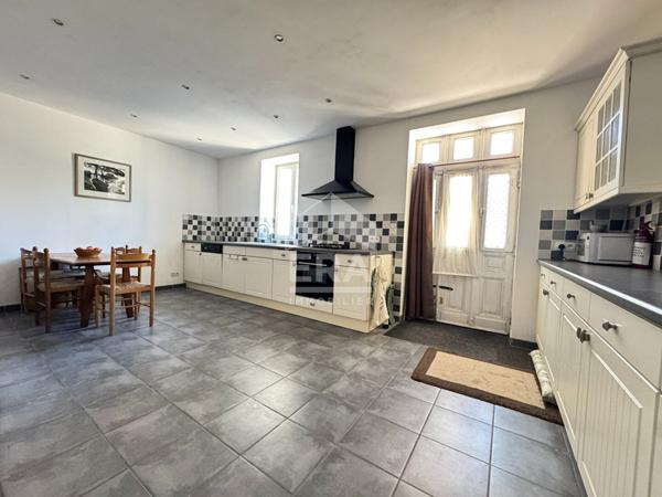 A vendre à Saint Pierre De Chignac très belle Maison de 223 m²  avec jardin et dépendances.