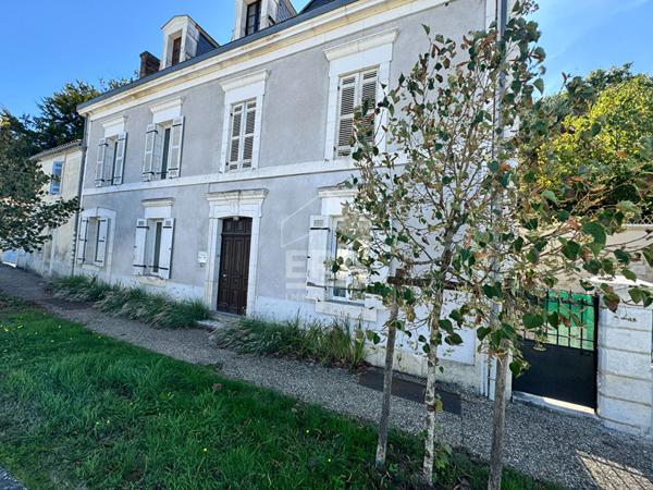 A vendre à Saint Pierre De Chignac très belle Maison de 223 m²  avec jardin et dépendances.