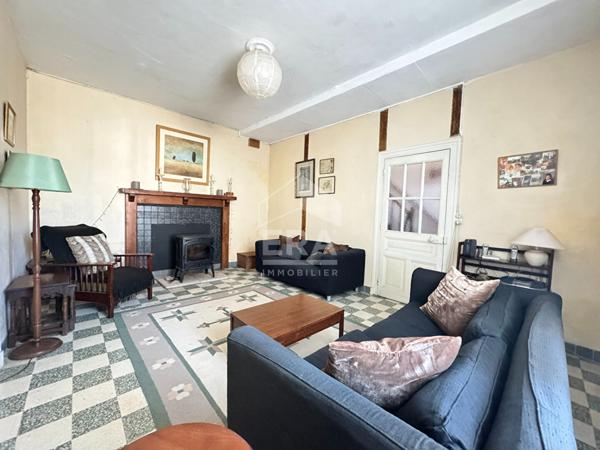 A vendre à Saint Pierre De Chignac très belle Maison de 223 m²  avec jardin et dépendances.