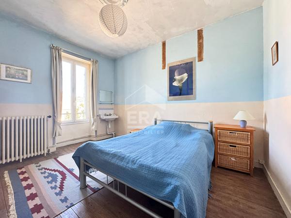 A vendre à Saint Pierre De Chignac très belle Maison de 223 m²  avec jardin et dépendances.