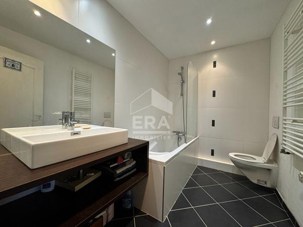 A vendre à Saint Pierre De Chignac très belle Maison de 223 m²  avec jardin et dépendances.