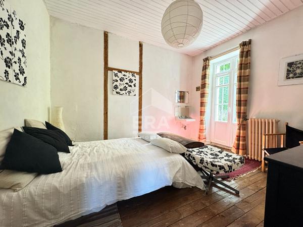 A vendre à Saint Pierre De Chignac très belle Maison de 223 m²  avec jardin et dépendances.