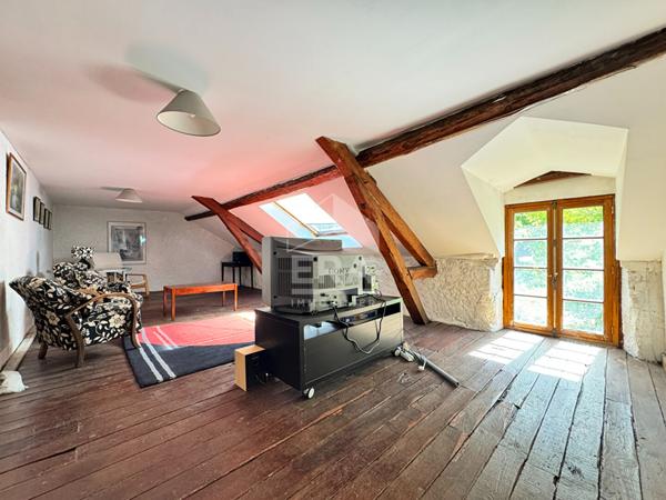 A vendre à Saint Pierre De Chignac très belle Maison de 223 m²  avec jardin et dépendances.