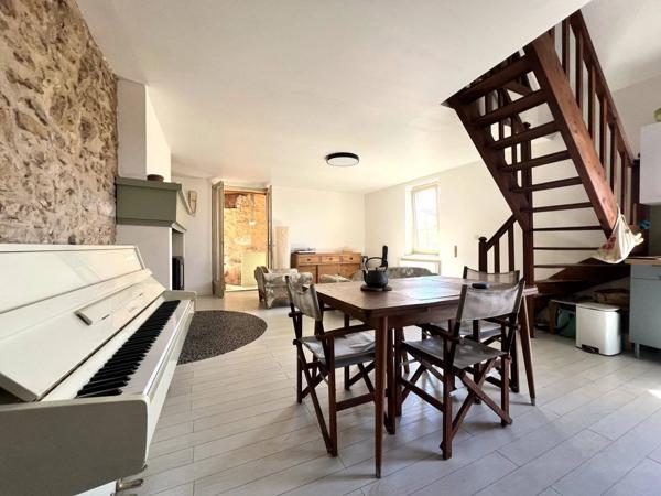 Maison de ville rénovée avec patio et 3 chambres à vendre à Mouleydier