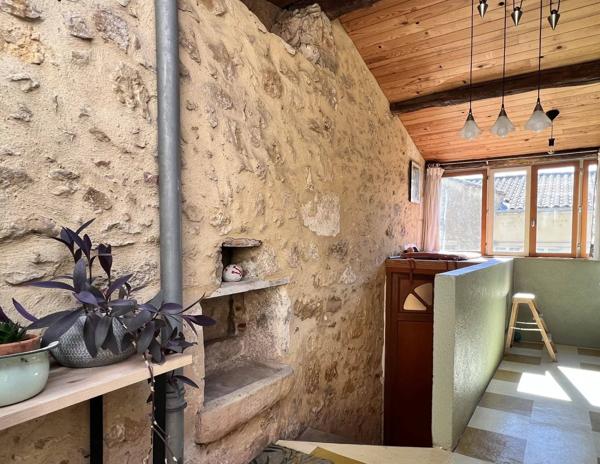 Maison de ville rénovée avec patio et 3 chambres à vendre à Mouleydier