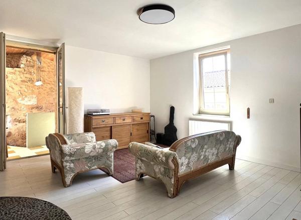 Maison de ville rénovée avec patio et 3 chambres à vendre à Mouleydier