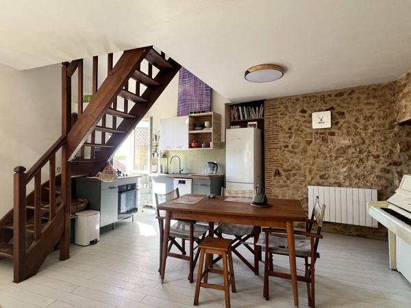 Maison de ville rénovée avec patio et 3 chambres à vendre à Mouleydier