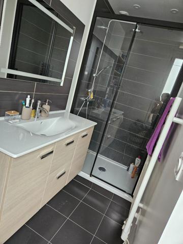 Maison de ville sur trois niveaux, 3 chambres - stationnement gratuit à proximité