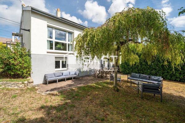 Maison individuelle sur sous-sol, avec trois chambres offrant un cadre de vie moderne, autonome et clé en main