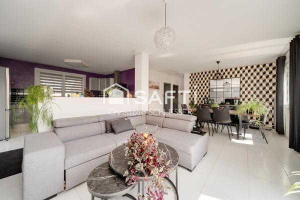 Maison individuelle sur sous-sol, avec trois chambres offrant un cadre de vie moderne, autonome et clé en main