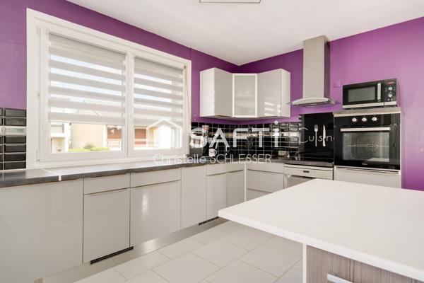 Maison individuelle sur sous-sol, avec trois chambres offrant un cadre de vie moderne, autonome et clé en main
