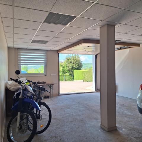 Propriété de 172m2 avec jardin, piscine creusée et vue dégagée.