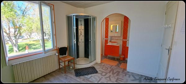 Dpt Vienne (86), Située à COUHE maison rénovée P8 d'environ 150m² - Terrain de 457 m²- commodités de PLAIN-PIED