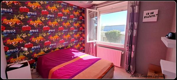 Dpt Vienne (86), Située à COUHE maison rénovée P8 d'environ 150m² - Terrain de 457 m²- commodités de PLAIN-PIED