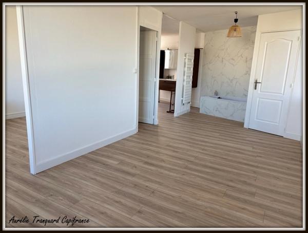 Dpt Vienne (86), Située à COUHE maison rénovée P8 d'environ 150m² - Terrain de 457 m²- commodités de PLAIN-PIED