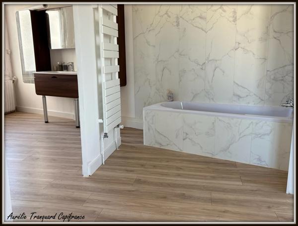 Dpt Vienne (86), Située à COUHE maison rénovée P8 d'environ 150m² - Terrain de 457 m²- commodités de PLAIN-PIED