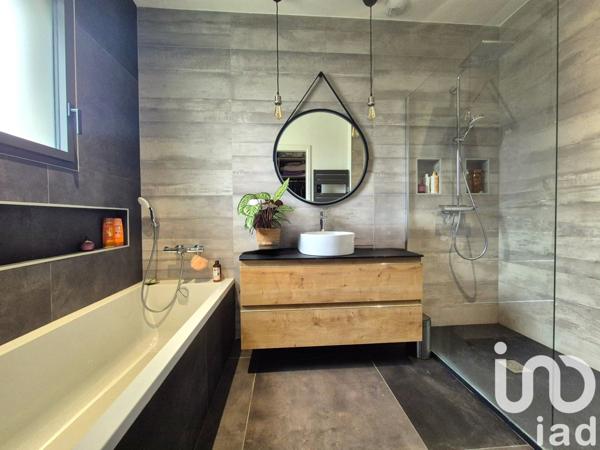 Maison 5 pièces de 154 m² à Cagnes-sur-Mer (06800)