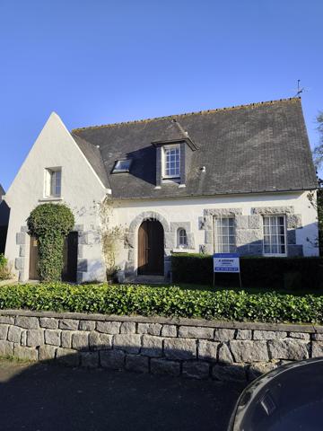 Maison à vendre Trégueux (secteur résidentiel et calme) 105 m2, quatre chambres, salon et salle à manger, cuisine équipée et aménagée, wc, garage, parking, jardin.
A l'étage, quatre chambres, salle de bain.
Terrain de 430m2.
Le rez de chaussée a été entièrement refait, prévoir un rafraîchissement pour l'étage.
Le secteur est calme, proche des commodités, transports, écoles.
Pour tous renseignements ou visites merci de me contacter Hervé Lorans BSKimmobilier 0610586227 (Exclusivité)