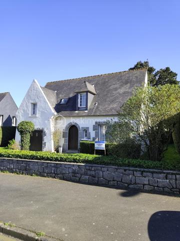 Maison à vendre Trégueux (secteur résidentiel et calme) 105 m2, quatre chambres, salon et salle à manger, cuisine équipée et aménagée, wc, garage, parking, jardin.
A l'étage, quatre chambres, salle de bain.
Terrain de 430m2.
Le rez de chaussée a été entièrement refait, prévoir un rafraîchissement pour l'étage.
Le secteur est calme, proche des commodités, transports, écoles.
Pour tous renseignements ou visites merci de me contacter Hervé Lorans BSKimmobilier 0610586227 (Exclusivité)