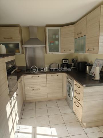 Maison à vendre Trégueux (secteur résidentiel et calme) 105 m2, quatre chambres, salon et salle à manger, cuisine équipée et aménagée, wc, garage, parking, jardin.
A l'étage, quatre chambres, salle de bain.
Terrain de 430m2.
Le rez de chaussée a été entièrement refait, prévoir un rafraîchissement pour l'étage.
Le secteur est calme, proche des commodités, transports, écoles.
Pour tous renseignements ou visites merci de me contacter Hervé Lorans BSKimmobilier 0610586227 (Exclusivité)