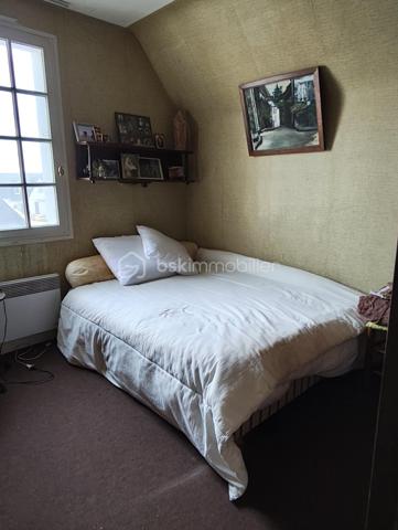 Maison à vendre Trégueux (secteur résidentiel et calme) 105 m2, quatre chambres, salon et salle à manger, cuisine équipée et aménagée, wc, garage, parking, jardin.
A l'étage, quatre chambres, salle de bain.
Terrain de 430m2.
Le rez de chaussée a été entièrement refait, prévoir un rafraîchissement pour l'étage.
Le secteur est calme, proche des commodités, transports, écoles.
Pour tous renseignements ou visites merci de me contacter Hervé Lorans BSKimmobilier 0610586227 (Exclusivité)