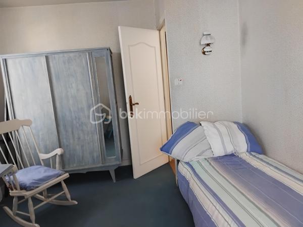Maison à vendre Trégueux (secteur résidentiel et calme) 105 m2, quatre chambres, salon et salle à manger, cuisine équipée et aménagée, wc, garage, parking, jardin.
A l'étage, quatre chambres, salle de bain.
Terrain de 430m2.
Le rez de chaussée a été entièrement refait, prévoir un rafraîchissement pour l'étage.
Le secteur est calme, proche des commodités, transports, écoles.
Pour tous renseignements ou visites merci de me contacter Hervé Lorans BSKimmobilier 0610586227 (Exclusivité)