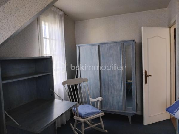 Maison à vendre Trégueux (secteur résidentiel et calme) 105 m2, quatre chambres, salon et salle à manger, cuisine équipée et aménagée, wc, garage, parking, jardin.
A l'étage, quatre chambres, salle de bain.
Terrain de 430m2.
Le rez de chaussée a été entièrement refait, prévoir un rafraîchissement pour l'étage.
Le secteur est calme, proche des commodités, transports, écoles.
Pour tous renseignements ou visites merci de me contacter Hervé Lorans BSKimmobilier 0610586227 (Exclusivité)