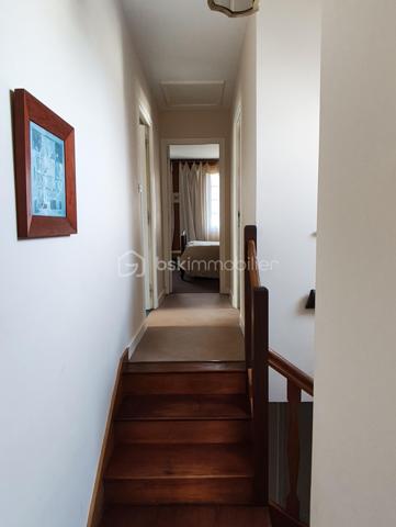 Maison à vendre Trégueux (secteur résidentiel et calme) 105 m2, quatre chambres, salon et salle à manger, cuisine équipée et aménagée, wc, garage, parking, jardin.
A l'étage, quatre chambres, salle de bain.
Terrain de 430m2.
Le rez de chaussée a été entièrement refait, prévoir un rafraîchissement pour l'étage.
Le secteur est calme, proche des commodités, transports, écoles.
Pour tous renseignements ou visites merci de me contacter Hervé Lorans BSKimmobilier 0610586227 (Exclusivité)