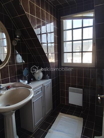 Maison à vendre Trégueux (secteur résidentiel et calme) 105 m2, quatre chambres, salon et salle à manger, cuisine équipée et aménagée, wc, garage, parking, jardin.
A l'étage, quatre chambres, salle de bain.
Terrain de 430m2.
Le rez de chaussée a été entièrement refait, prévoir un rafraîchissement pour l'étage.
Le secteur est calme, proche des commodités, transports, écoles.
Pour tous renseignements ou visites merci de me contacter Hervé Lorans BSKimmobilier 0610586227 (Exclusivité)