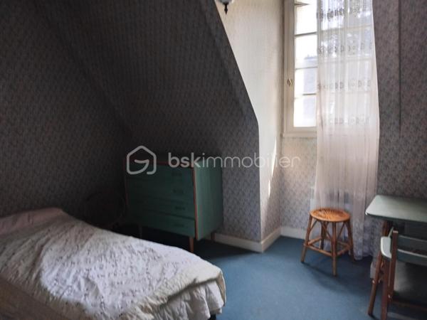Maison à vendre Trégueux (secteur résidentiel et calme) 105 m2, quatre chambres, salon et salle à manger, cuisine équipée et aménagée, wc, garage, parking, jardin.
A l'étage, quatre chambres, salle de bain.
Terrain de 430m2.
Le rez de chaussée a été entièrement refait, prévoir un rafraîchissement pour l'étage.
Le secteur est calme, proche des commodités, transports, écoles.
Pour tous renseignements ou visites merci de me contacter Hervé Lorans BSKimmobilier 0610586227 (Exclusivité)