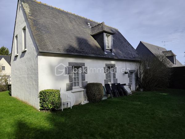 Maison à vendre Trégueux (secteur résidentiel et calme) 105 m2, quatre chambres, salon et salle à manger, cuisine équipée et aménagée, wc, garage, parking, jardin.
A l'étage, quatre chambres, salle de bain.
Terrain de 430m2.
Le rez de chaussée a été entièrement refait, prévoir un rafraîchissement pour l'étage.
Le secteur est calme, proche des commodités, transports, écoles.
Pour tous renseignements ou visites merci de me contacter Hervé Lorans BSKimmobilier 0610586227 (Exclusivité)